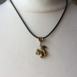 Goldiges Eichhörnchen an schwarzer Kordel