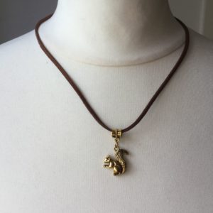 Goldiges Eichhörnchen an braunem Wildleder