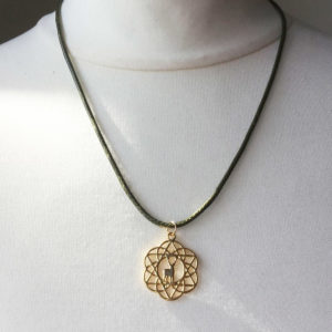 Blume des Lebens Hirsch in Gold an khakifarbenem Band