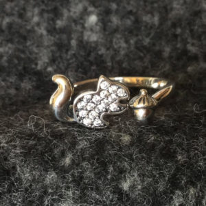 Silberner Ring - Eichhörnchen mit Zirkonia-Glitzernuss