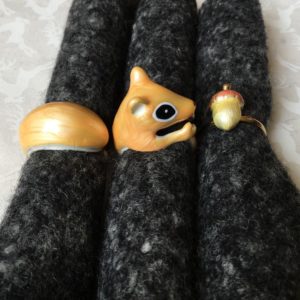 Dreiteiliger Ring: Eichhörnchen mit Nuss