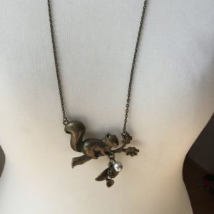Eichhörnchen mit Perle